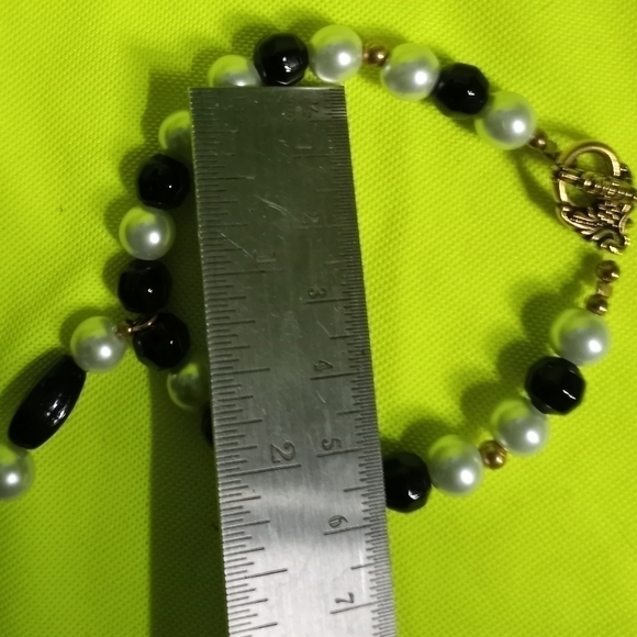 Goldtone flower 🌸 clasp faux pearl black beads beaded bracelet - Picture 3 of 3
